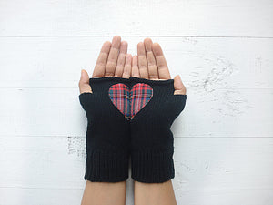 Heart Hand Warmers / Black / Plaid